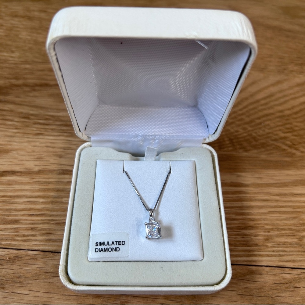 Simulated Diamond necklace - NIB - Picture 2 of 12